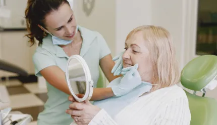 Konsultasi implan gigi untuk pasien lansia di klinik gigi