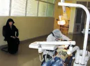 orang tua menunggu pemeriksaan gigi pertama anak pemeriksaan gigi anak